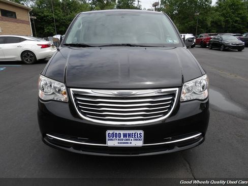 Used 2015 Chrysler Town & Country Touring-L w/ Driver Convenience Group FWD image 2