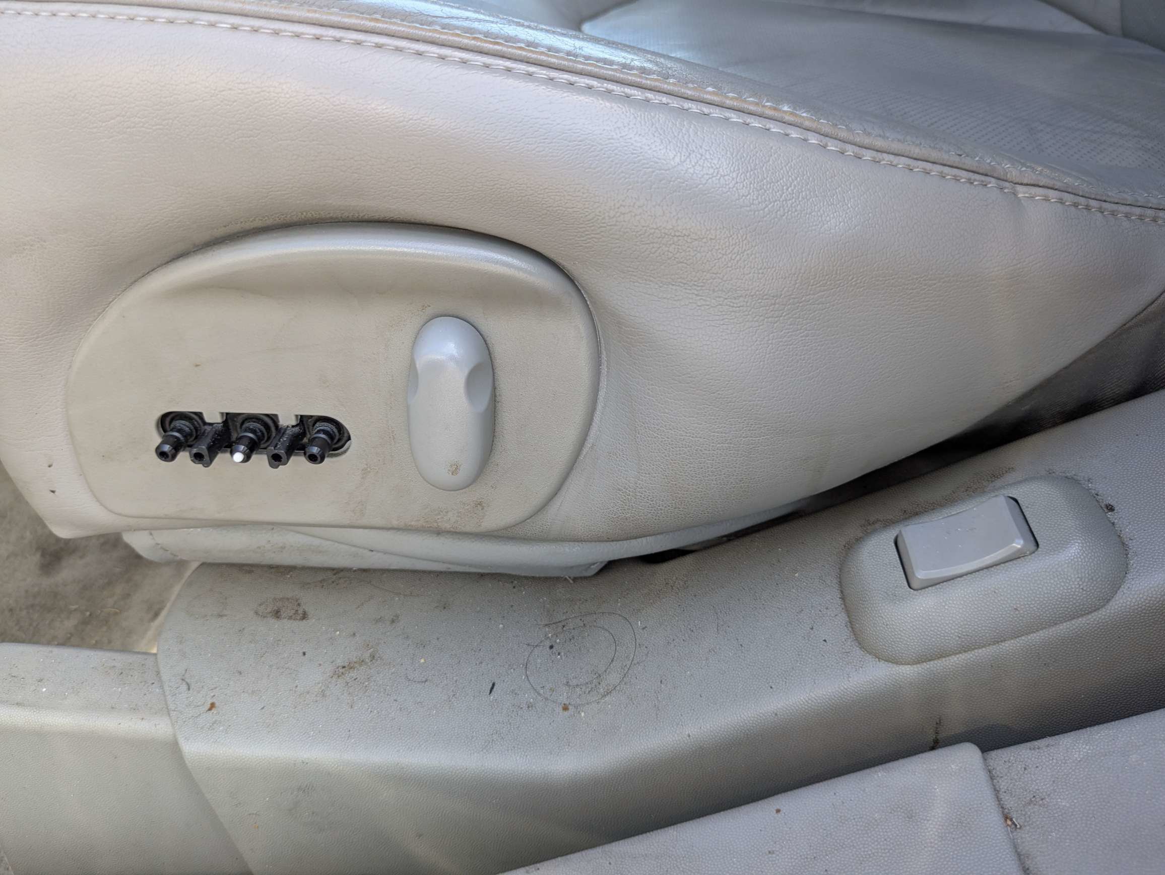 Used 2009 Cadillac SRX AWD w/ Third Row Seating Package image 20