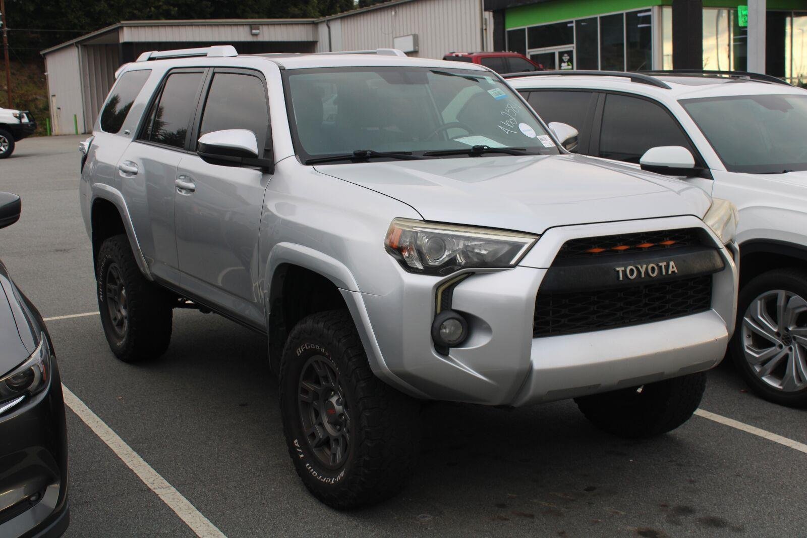 Used 2017 Toyota 4Runner SR5 AWD/4WD image 3