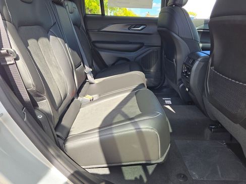 New 2025 Jeep Grand Cherokee Altitude image 10