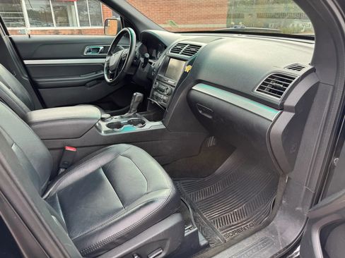 Used 2016 Ford Explorer XLT w/ Equipment Group 202A image 11