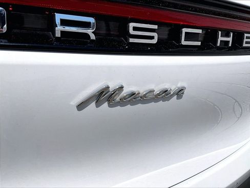 Certified 2024 Porsche Macan AWD/4WD image 33