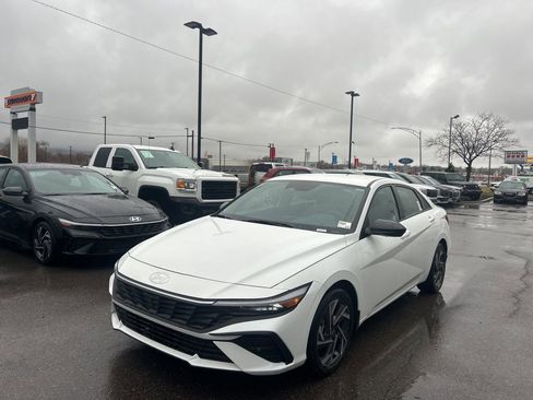 Used 2025 Hyundai Elantra SEL image 1