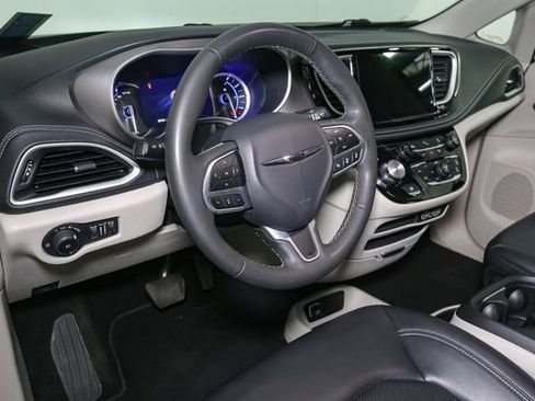 Used 2023 Chrysler Pacifica Touring-L FWD image 22