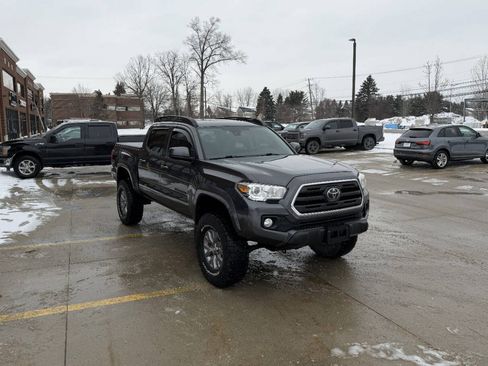 Used 2019 Toyota Tacoma SR image 4