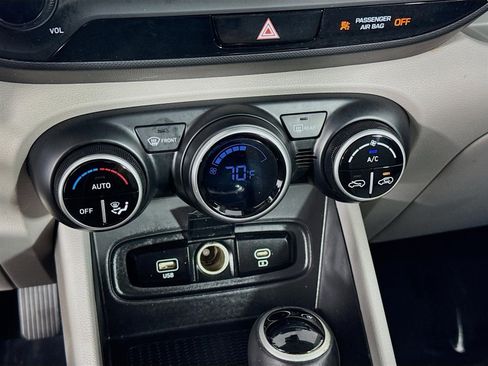 Certified 2023 Hyundai Venue SEL w/ Cargo Package image 17