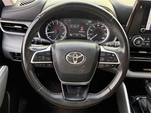 Certified 2023 Toyota Highlander XLE image 13