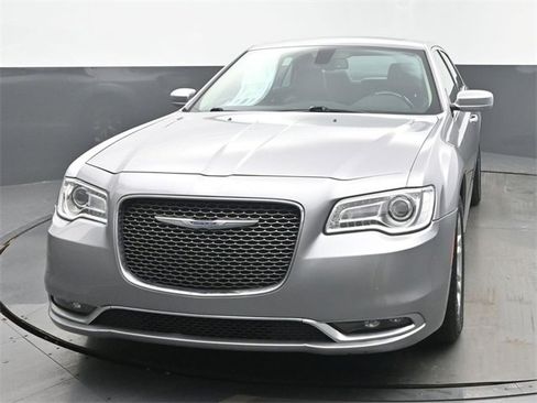 Used 2017 Chrysler 300 C image 1