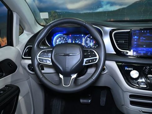 Used 2023 Chrysler Pacifica Touring-L image 45