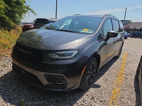 Used 2021 Chrysler Pacifica Touring w/ S Appearance Package FWD image 1
