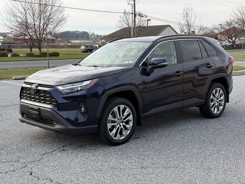 Used 2022 Toyota RAV4 XLE Premium image 3