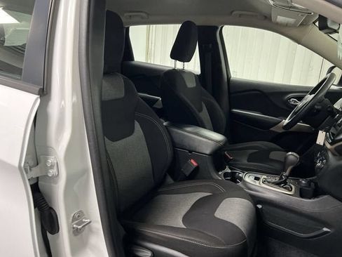 Used 2017 Jeep Cherokee Sport AWD/4WD image 24