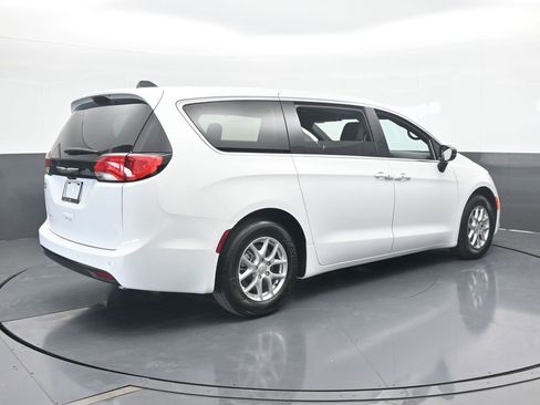 New 2026 Chrysler Voyager LX image 6