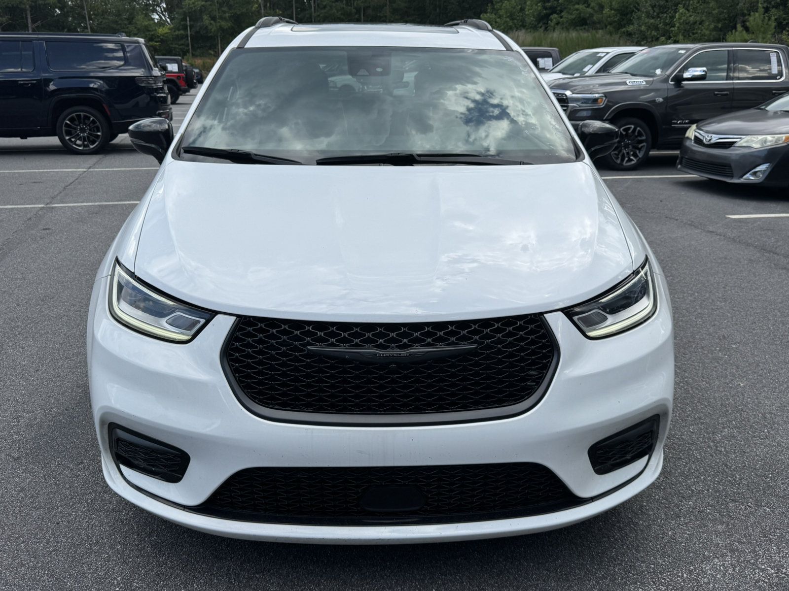 Used 2025 Chrysler Pacifica Limited FWD image 2