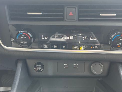 Used 2025 Nissan Rogue SV AWD/4WD image 17