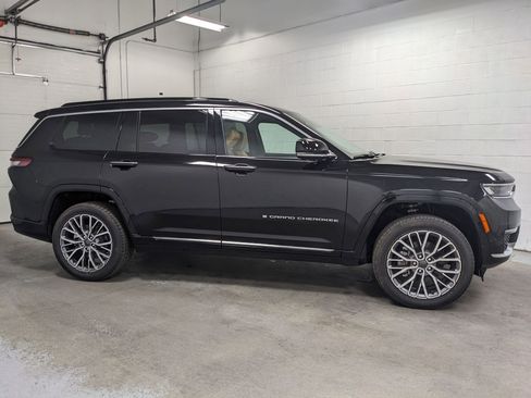 New 2025 Jeep Grand Cherokee L Summit w/ Advanced Protech Group IV image 2