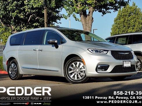 New 2023 Chrysler Pacifica Limited image 1