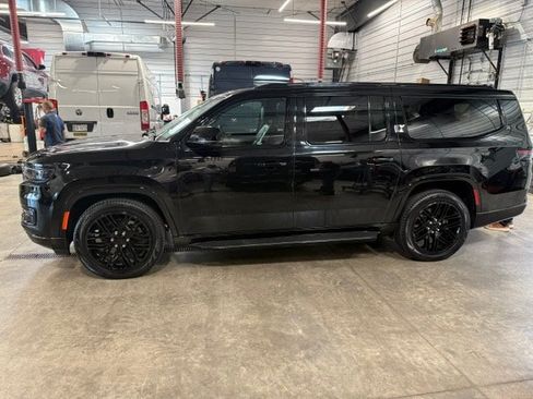 Used 2023 Jeep Wagoneer L Series II AWD/4WD image 34