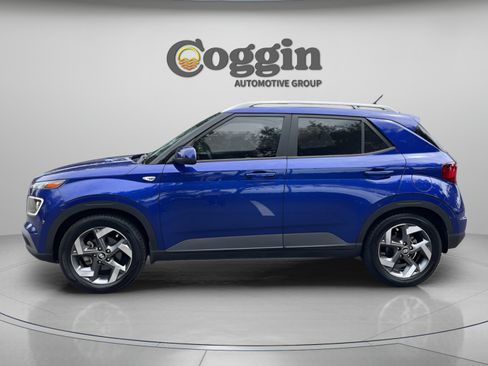 Certified 2023 Hyundai Venue Limited FWD image 3
