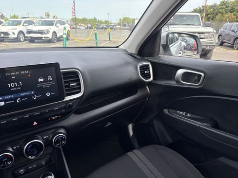 Used 2025 Hyundai Venue SEL image 35