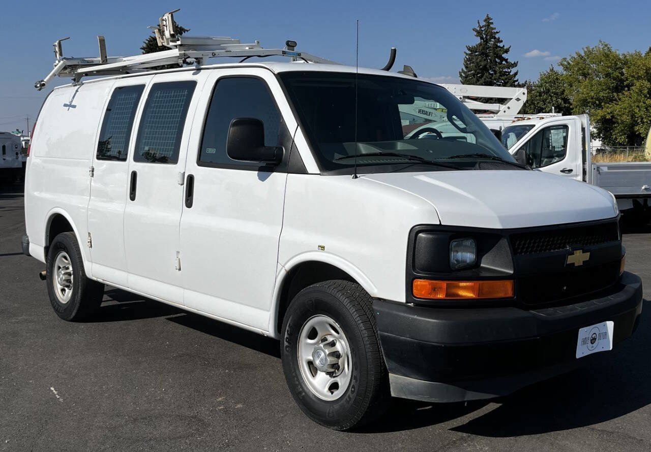 Used 2017 Chevrolet Express 2500 RWD image 3