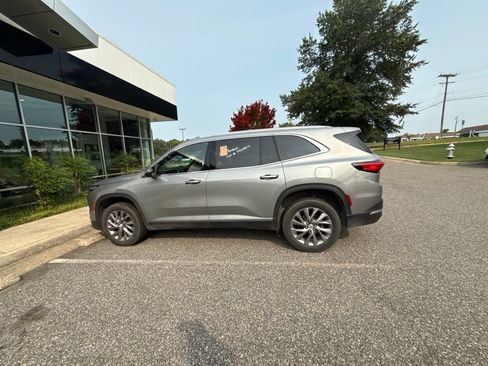 Used 2025 Buick Enclave Preferred FWD image 10