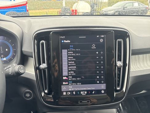 Used 2025 Volvo XC40 B5 Core image 31