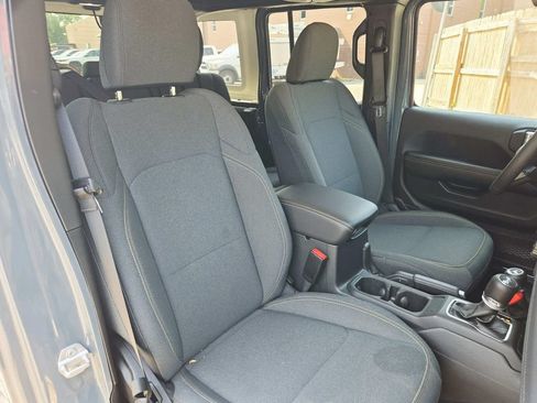 Used 2025 Jeep Wrangler Unlimited Sahara AWD/4WD image 16