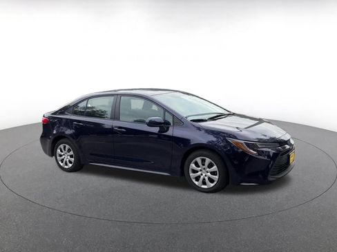 Used 2025 Toyota Corolla LE FWD image 2