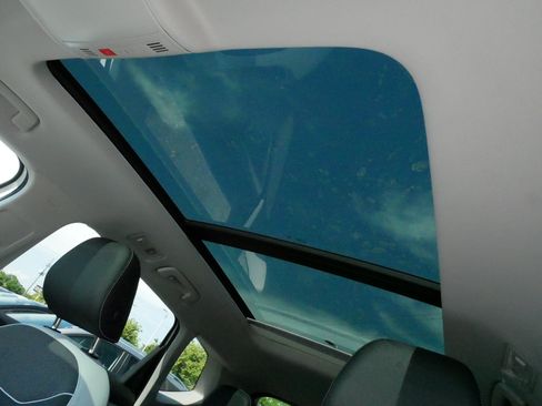 Certified 2025 Volkswagen Taos SE w/ Panoramic Sunroof Package AWD/4WD image 34