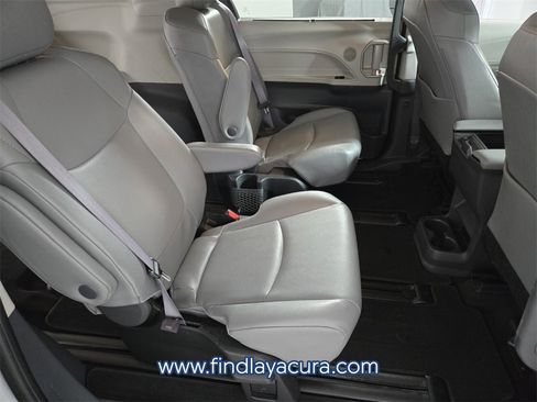 Used 2022 Toyota Sienna XLE image 16