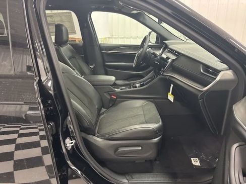 Used 2026 Jeep Grand Cherokee Altitude AWD/4WD image 33