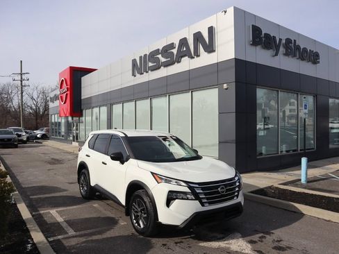 Certified 2025 Nissan Rogue S AWD/4WD image 2