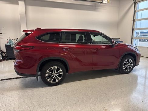 Used 2022 Toyota Highlander XLE image 9