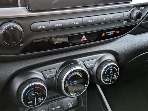 Used 2025 Hyundai Venue SEL image 22