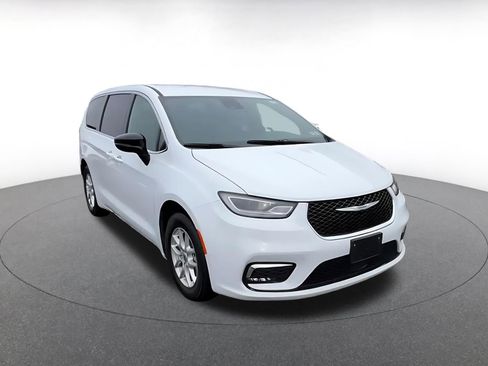 Used 2025 Chrysler Pacifica Select image 3