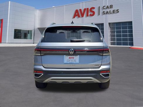 Used 2025 Volkswagen Taos SE AWD/4WD image 7