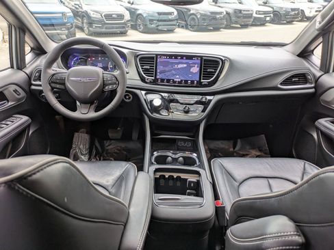 Used 2023 Chrysler Pacifica Limited w/ S Appearance Package image 28