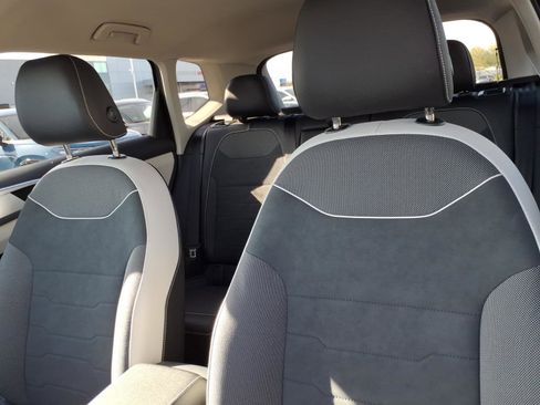 New 2026 Volkswagen Taos SE image 12