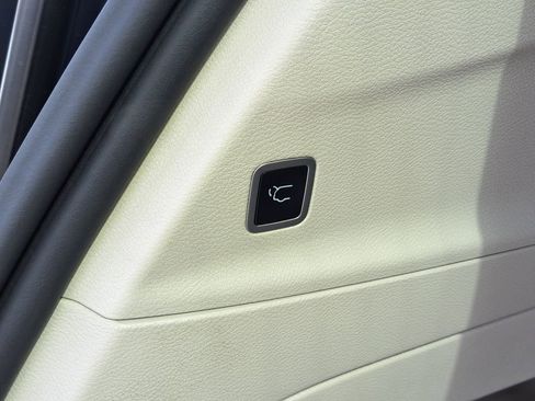 Used 2023 Chrysler Pacifica Touring-L image 7