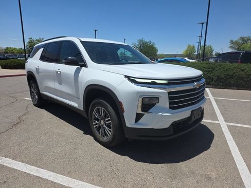 Used 2025 Chevrolet Traverse LT FWD image 9