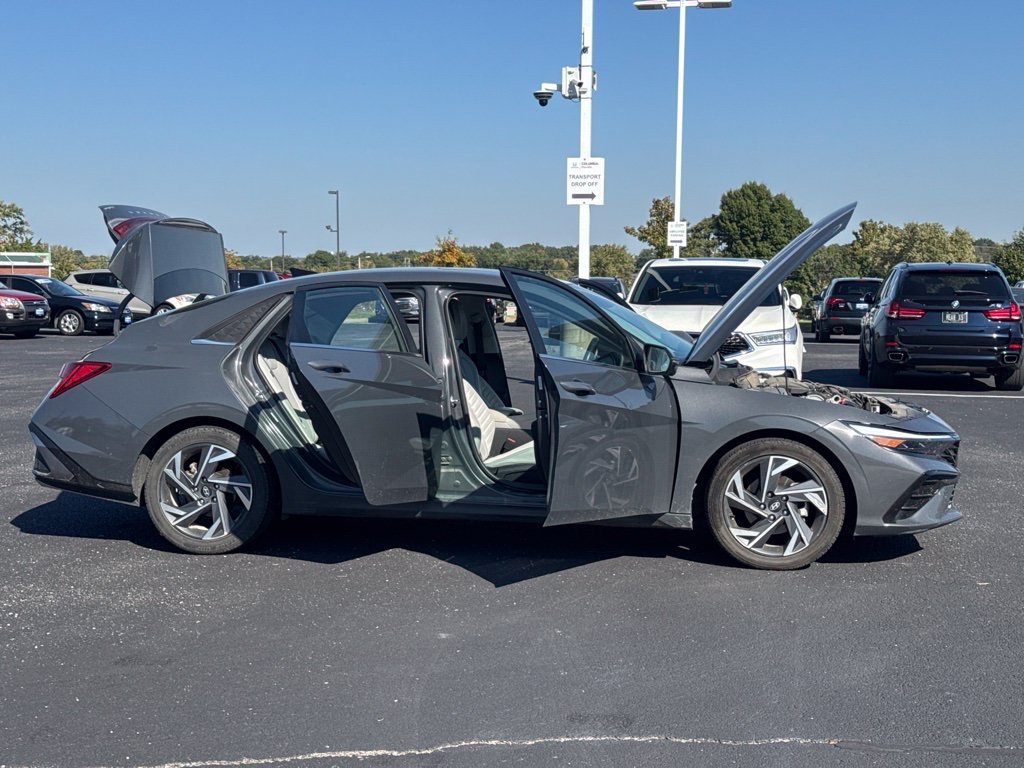 Used 2024 Hyundai Elantra Limited FWD image 11