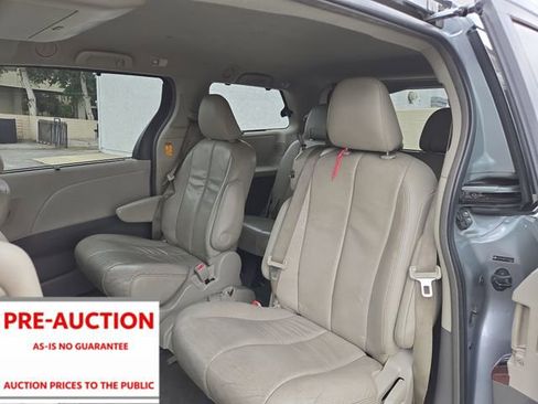 Used 2014 Toyota Sienna XLE w/ XLE Premium Package FWD image 4