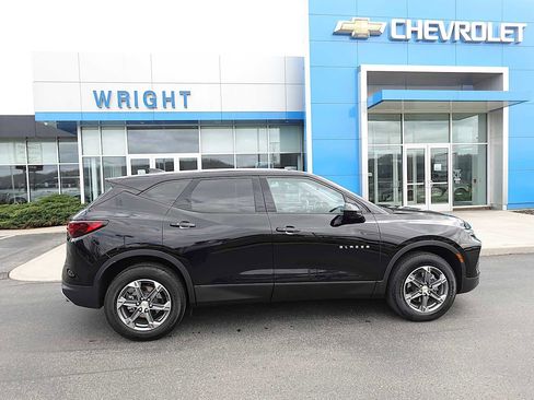 Used 2025 Chevrolet Blazer LT AWD/4WD image 2