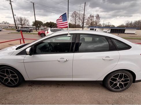 Used 2017 Ford Focus SEL w/ Cold Weather Package image 2