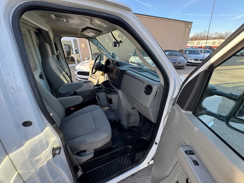 Used 2019 Ford E-350 and Econoline 350 Super Duty w/ Power Windows & Locks Group image 16