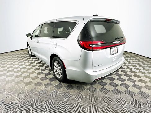 Certified 2024 Chrysler Pacifica Touring-L image 7