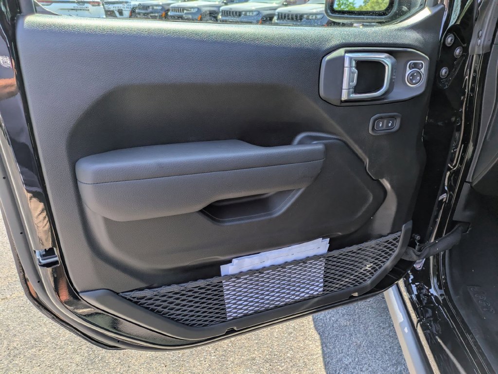 New 2026 Jeep Gladiator Rubicon w/ Steel Power Dome Hood Package AWD/4WD image 9