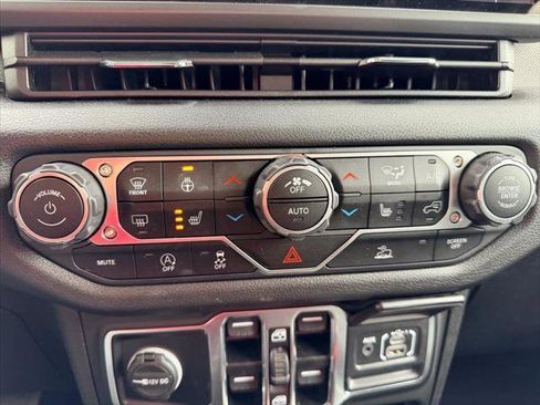 Certified 2025 Jeep Gladiator Sport image 16
