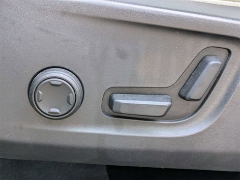 Used 2021 Volvo XC40 T5 Momentum w/ Protection Package Premier image 21